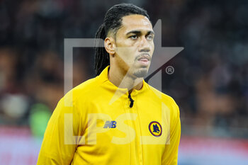 2022-01-06 - Chris Smalling of AS Roma looks on during the Serie A 2021/22 football match between AC Milan and AS Roma at Giuseppe Meazza Stadium, Milan, Italy on January 06, 2022 - AC MILAN VS AS ROMA - ITALIAN SERIE A - SOCCER