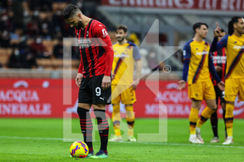 2022-01-06 - Olivier Giroud of AC Milan kicking a penalty during the Serie A 2021/22 football match between AC Milan and AS Roma at Giuseppe Meazza Stadium, Milan, Italy on January 06, 2022 - AC MILAN VS AS ROMA - ITALIAN SERIE A - SOCCER