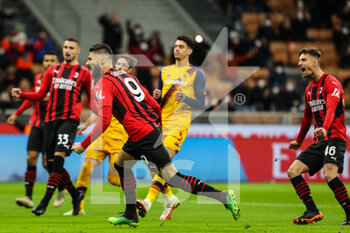 2022-01-06 - Olivier Giroud of AC Milan scores a penalty during the Serie A 2021/22 football match between AC Milan and AS Roma at Giuseppe Meazza Stadium, Milan, Italy on January 06, 2022 - AC MILAN VS AS ROMA - ITALIAN SERIE A - SOCCER