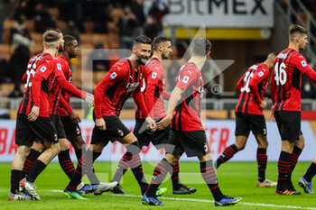 2022-01-06 - Olivier Giroud of AC Milan celebrates with his team mates after scoring a goal during the Serie A 2021/22 football match between AC Milan and AS Roma at Giuseppe Meazza Stadium, Milan, Italy on January 06, 2022 - AC MILAN VS AS ROMA - ITALIAN SERIE A - SOCCER