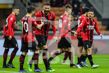 2022-01-06 - Olivier Giroud of AC Milan celebrates with his team mates after scoring a goal during the Serie A 2021/22 football match between AC Milan and AS Roma at Giuseppe Meazza Stadium, Milan, Italy on January 06, 2022 - AC MILAN VS AS ROMA - ITALIAN SERIE A - SOCCER