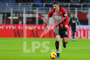 2022-01-06 - Theo Hernandez of AC Milan in action during the Serie A 2021/22 football match between AC Milan and AS Roma at Giuseppe Meazza Stadium, Milan, Italy on January 06, 2022 - AC MILAN VS AS ROMA - ITALIAN SERIE A - SOCCER
