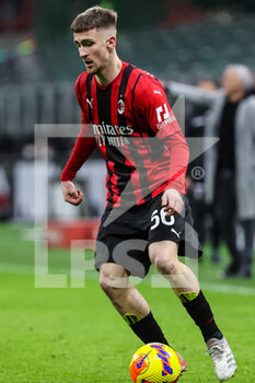 2022-01-06 - Alexis Saelemaekers of AC Milan in action during the Serie A 2021/22 football match between AC Milan and AS Roma at Giuseppe Meazza Stadium, Milan, Italy on January 06, 2022 - AC MILAN VS AS ROMA - ITALIAN SERIE A - SOCCER