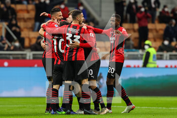 2022-01-06 - Junior Messias of AC Milan celebrates with his team mates after scoring a goal during the Serie A 2021/22 football match between AC Milan and AS Roma at Giuseppe Meazza Stadium, Milan, Italy on January 06, 2022 - AC MILAN VS AS ROMA - ITALIAN SERIE A - SOCCER