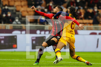 2022-01-06 - Olivier Giroud of AC Milan fights for the ball against Chris Smalling of AS Roma during the Serie A 2021/22 football match between AC Milan and AS Roma at Giuseppe Meazza Stadium, Milan, Italy on January 06, 2022 - AC MILAN VS AS ROMA - ITALIAN SERIE A - SOCCER