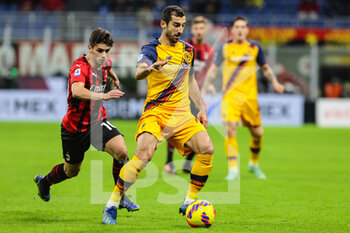 2022-01-06 - Henrikh Mkhitaryan of AS Roma in action during the Serie A 2021/22 football match between AC Milan and AS Roma at Giuseppe Meazza Stadium, Milan, Italy on January 06, 2022 - AC MILAN VS AS ROMA - ITALIAN SERIE A - SOCCER