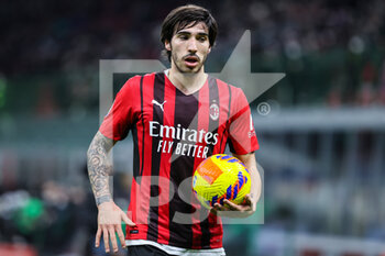 2022-01-06 - Sandro Tonali of AC Milan looks on during the Serie A 2021/22 football match between AC Milan and AS Roma at Giuseppe Meazza Stadium, Milan, Italy on January 06, 2022 - AC MILAN VS AS ROMA - ITALIAN SERIE A - SOCCER