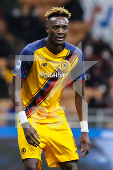 2022-01-06 - Tammy Abraham of AS Roma in action during the Serie A 2021/22 football match between AC Milan and AS Roma at Giuseppe Meazza Stadium, Milan, Italy on January 06, 2022 - AC MILAN VS AS ROMA - ITALIAN SERIE A - SOCCER