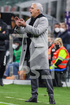 2022-01-06 - Jose Mourinho Head Coach of AS Roma shouts to his players during the Serie A 2021/22 football match between AC Milan and AS Roma at Giuseppe Meazza Stadium, Milan, Italy on January 06, 2022 - AC MILAN VS AS ROMA - ITALIAN SERIE A - SOCCER
