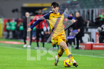 2022-01-06 - Roger Ibanez of AS Roma in action during the Serie A 2021/22 football match between AC Milan and AS Roma at Giuseppe Meazza Stadium, Milan, Italy on January 06, 2022 - AC MILAN VS AS ROMA - ITALIAN SERIE A - SOCCER