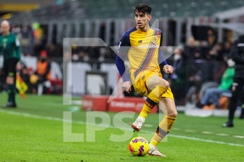 2022-01-06 - Roger Ibanez of AS Roma in action during the Serie A 2021/22 football match between AC Milan and AS Roma at Giuseppe Meazza Stadium, Milan, Italy on January 06, 2022 - AC MILAN VS AS ROMA - ITALIAN SERIE A - SOCCER
