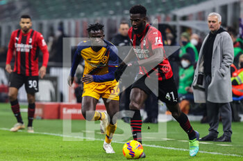 2022-01-06 - Tiemoue Bakayoko of AC Milan and Felix Afena-Gyan of AS Roma in action during the Serie A 2021/22 football match between AC Milan and AS Roma at Giuseppe Meazza Stadium, Milan, Italy on January 06, 2022 - AC MILAN VS AS ROMA - ITALIAN SERIE A - SOCCER