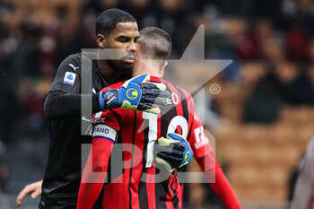 2022-01-06 - Mike Maignan of AC Milan hugs Theo Hernandez of AC Milan during the Serie A 2021/22 football match between AC Milan and AS Roma at Giuseppe Meazza Stadium, Milan, Italy on January 06, 2022 - AC MILAN VS AS ROMA - ITALIAN SERIE A - SOCCER