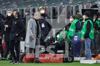 2022-01-06 - Jose Mourinho Head Coach of AS Roma leaves the pitch during the Serie A 2021/22 football match between AC Milan and AS Roma at Giuseppe Meazza Stadium, Milan, Italy on January 06, 2022 - AC MILAN VS AS ROMA - ITALIAN SERIE A - SOCCER