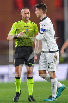 2022-01-09 - The Referee of the match Marco Guida of Torre Annunziata and MAGGIORE GIULIO (Spezia) - GENOA CFC VS SPEZIA CALCIO - ITALIAN SERIE A - SOCCER
