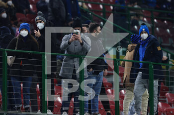 2022-01-09 - Fans attend during the Serie A 2021/22 football match between FC Internazionale and SS Lazio at Giuseppe Meazza Stadium, Milan, Italy on January 09, 2022 - INTER - FC INTERNAZIONALE VS SS LAZIO - ITALIAN SERIE A - SOCCER