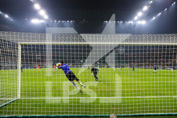 2022-01-09 - Thomas Strakosha of SS Lazio warms up during the Serie A 2021/22 football match between FC Internazionale and SS Lazio at Giuseppe Meazza Stadium, Milan, Italy on January 09, 2022 - INTER - FC INTERNAZIONALE VS SS LAZIO - ITALIAN SERIE A - SOCCER