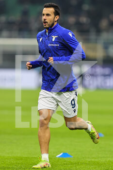 2022-01-09 - Pedro of SS Lazio warms up during the Serie A 2021/22 football match between FC Internazionale and SS Lazio at Giuseppe Meazza Stadium, Milan, Italy on January 09, 2022 - INTER - FC INTERNAZIONALE VS SS LAZIO - ITALIAN SERIE A - SOCCER