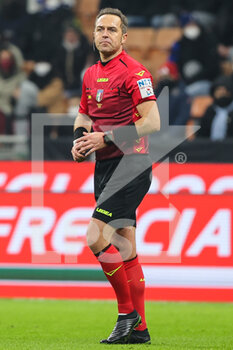 2022-01-09 - Referee Luca Pairetto in action during the Serie A 2021/22 football match between FC Internazionale and SS Lazio at Giuseppe Meazza Stadium, Milan, Italy on January 09, 2022 - INTER - FC INTERNAZIONALE VS SS LAZIO - ITALIAN SERIE A - SOCCER