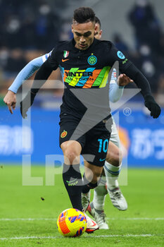 2022-01-09 - Lautaro Martinez of FC Internazionale in action during the Serie A 2021/22 football match between FC Internazionale and SS Lazio at Giuseppe Meazza Stadium, Milan, Italy on January 09, 2022 - INTER - FC INTERNAZIONALE VS SS LAZIO - ITALIAN SERIE A - SOCCER