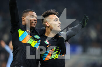 2022-01-09 - Denzel Dumfries of FC Internazionale and Lautaro Martinez of FC Internazionale celebrate during the Serie A 2021/22 football match between FC Internazionale and SS Lazio at Giuseppe Meazza Stadium, Milan, Italy on January 09, 2022 - INTER - FC INTERNAZIONALE VS SS LAZIO - ITALIAN SERIE A - SOCCER