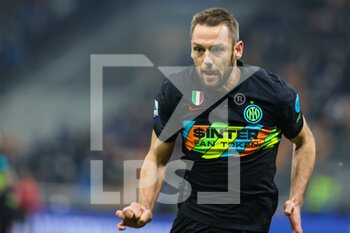 2022-01-09 - Stefan de Vrij of FC Internazionale in action during the Serie A 2021/22 football match between FC Internazionale and SS Lazio at Giuseppe Meazza Stadium, Milan, Italy on January 09, 2022 - INTER - FC INTERNAZIONALE VS SS LAZIO - ITALIAN SERIE A - SOCCER
