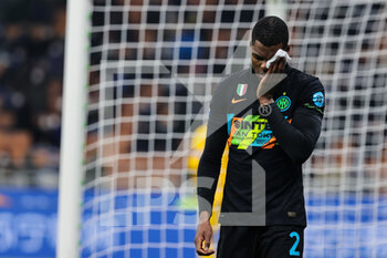 2022-01-09 - Denzel Dumfries of FC Internazionale injured during the Serie A 2021/22 football match between FC Internazionale and SS Lazio at Giuseppe Meazza Stadium, Milan, Italy on January 09, 2022 - INTER - FC INTERNAZIONALE VS SS LAZIO - ITALIAN SERIE A - SOCCER