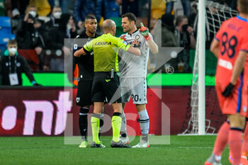 2022-01-09 - Udinese’s Daniele Padelli protests with  The Referee of the match Fabbri after the goal of Atalanta' s Luis Muriel - UDINESE CALCIO VS ATALANTA BC - ITALIAN SERIE A - SOCCER
