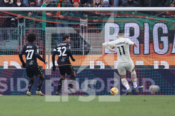 2022-01-09 - Zlatan Ibrahimovic (AC Milan) scores his side's first goal of the match - VENEZIA FC VS AC MILAN - ITALIAN SERIE A - SOCCER