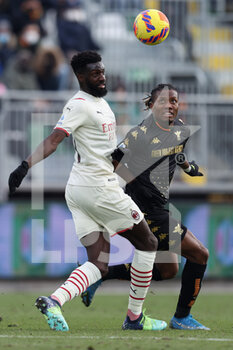 2022-01-09 - Tiemoue Bakayoko (AC Milan) and David Okereke (Venezia FC) battle for the ball - VENEZIA FC VS AC MILAN - ITALIAN SERIE A - SOCCER