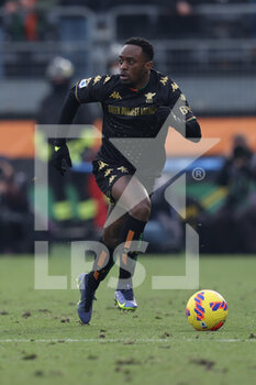 2022-01-09 - David Okereke (Venezia FC) in action - VENEZIA FC VS AC MILAN - ITALIAN SERIE A - SOCCER