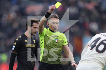 2022-01-09 - The referee MASSIMILIANO IRRATI shows a yellow card to Matteo Gabbia (AC Milan) - VENEZIA FC VS AC MILAN - ITALIAN SERIE A - SOCCER