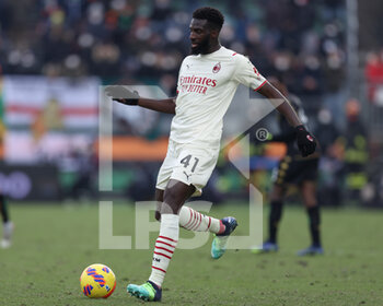 2022-01-09 - Tiemoue Bakayoko (AC Milan) passes the ball - VENEZIA FC VS AC MILAN - ITALIAN SERIE A - SOCCER
