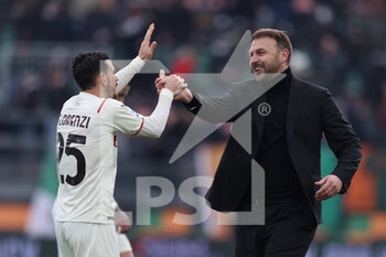2022-01-09 - Alessandro Florenzi (AC Milan) hugs Paolo Zanetti (Venezia FC) - VENEZIA FC VS AC MILAN - ITALIAN SERIE A - SOCCER