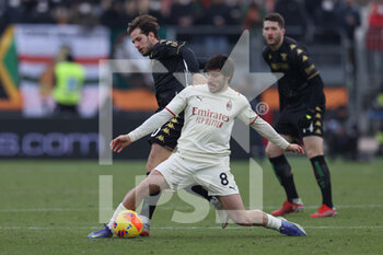 2022-01-09 - Sandro Tonali (AC Milan) and Mattia Aramu (Venezia FC) battle for the ball - VENEZIA FC VS AC MILAN - ITALIAN SERIE A - SOCCER