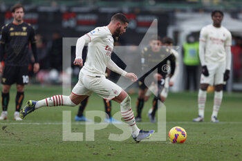 2022-01-09 - Theo Hernandez (AC Milan) scores his side's third goal of the match with a penalty kick - VENEZIA FC VS AC MILAN - ITALIAN SERIE A - SOCCER