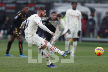 2022-01-09 - Theo Hernandez (AC Milan) scores his side's third goal of the match with a penalty kick - VENEZIA FC VS AC MILAN - ITALIAN SERIE A - SOCCER