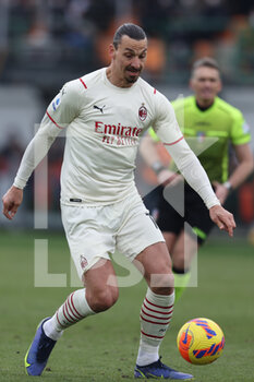 2022-01-09 - Zlatan Ibrahimovic (AC Milan) in action - VENEZIA FC VS AC MILAN - ITALIAN SERIE A - SOCCER