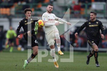 2022-01-09 - Ethan Ampadu (Venezia FC) and Ante Rebic (AC Milan) battle for the ball - VENEZIA FC VS AC MILAN - ITALIAN SERIE A - SOCCER