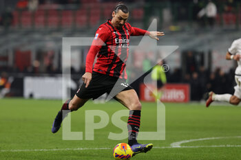 2022-01-17 - Zlatan Ibrahimovic of AC Milan in action during the Serie A 2021/22 football match between AC Milan and Spezia Calcio at Giuseppe Meazza Stadium, Milan, Italy on January 17, 2022 - AC MILAN VS SPEZIA CALCIO - ITALIAN SERIE A - SOCCER