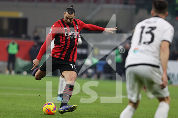 2022-01-17 - Zlatan Ibrahimovic of AC Milan in action during the Serie A 2021/22 football match between AC Milan and Spezia Calcio at Giuseppe Meazza Stadium, Milan, Italy on January 17, 2022 - AC MILAN VS SPEZIA CALCIO - ITALIAN SERIE A - SOCCER