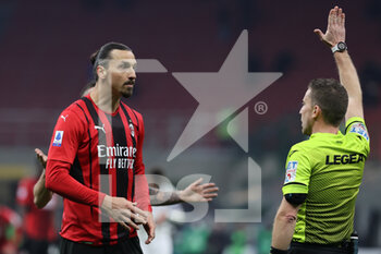 2022-01-17 - Zlatan Ibrahimovic of AC Milan protests with Referee Marco Serra during the Serie A 2021/22 football match between AC Milan and Spezia Calcio at Giuseppe Meazza Stadium, Milan, Italy on January 17, 2022 - AC MILAN VS SPEZIA CALCIO - ITALIAN SERIE A - SOCCER