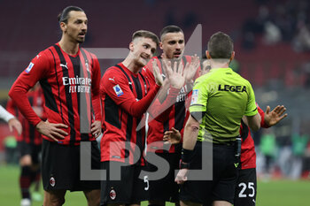 2022-01-17 - Alexis Saelemaekers of AC Milan, Zlatan Ibrahimovic of AC Milan and Rade Krunic of AC Milan protest with Referee Marco Serra  during the Serie A 2021/22 football match between AC Milan and Spezia Calcio at Giuseppe Meazza Stadium, Milan, Italy on January 17, 2022 - AC MILAN VS SPEZIA CALCIO - ITALIAN SERIE A - SOCCER