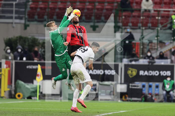 2022-01-17 - Olivier Giroud of AC Milan fights for the ball against Martin Erlic of Spezia Calcio and Ivan Provedel of Spezia Calcio during the Serie A 2021/22 football match between AC Milan and Spezia Calcio at Giuseppe Meazza Stadium, Milan, Italy on January 17, 2022 - AC MILAN VS SPEZIA CALCIO - ITALIAN SERIE A - SOCCER