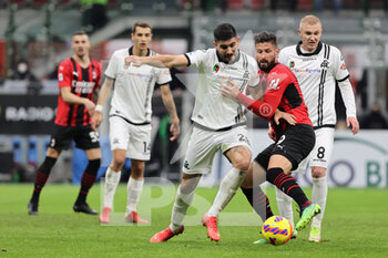 2022-01-17 - Olivier Giroud of AC Milan fights for the ball against Salvador Ferrer Canals of Spezia Calcio during the Serie A 2021/22 football match between AC Milan and Spezia Calcio at Giuseppe Meazza Stadium, Milan, Italy on January 17, 2022 - AC MILAN VS SPEZIA CALCIO - ITALIAN SERIE A - SOCCER
