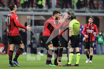 2022-01-17 - Ante Rebic of AC Milan protests with Referee Marco Serra during the Serie A 2021/22 football match between AC Milan and Spezia Calcio at Giuseppe Meazza Stadium, Milan, Italy on January 17, 2022 - AC MILAN VS SPEZIA CALCIO - ITALIAN SERIE A - SOCCER