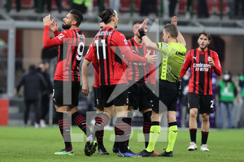 2022-01-17 - Zlatan Ibrahimovic of AC Milan protests with Referee Marco Serra during the Serie A 2021/22 football match between AC Milan and Spezia Calcio at Giuseppe Meazza Stadium, Milan, Italy on January 17, 2022 - AC MILAN VS SPEZIA CALCIO - ITALIAN SERIE A - SOCCER