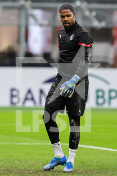 2022-01-17 - Mike Maignan of AC Milan warms up during the Serie A 2021/22 football match between AC Milan and Spezia Calcio at Giuseppe Meazza Stadium, Milan, Italy on January 17, 2022 - AC MILAN VS SPEZIA CALCIO - ITALIAN SERIE A - SOCCER