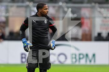2022-01-17 - Mike Maignan of AC Milan warms up during the Serie A 2021/22 football match between AC Milan and Spezia Calcio at Giuseppe Meazza Stadium, Milan, Italy on January 17, 2022 - AC MILAN VS SPEZIA CALCIO - ITALIAN SERIE A - SOCCER