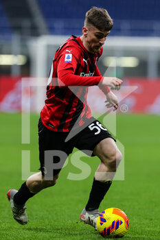 2022-01-17 - Alexis Saelemaekers of AC Milan in action during the Serie A 2021/22 football match between AC Milan and Spezia Calcio at Giuseppe Meazza Stadium, Milan, Italy on January 17, 2022 - AC MILAN VS SPEZIA CALCIO - ITALIAN SERIE A - SOCCER